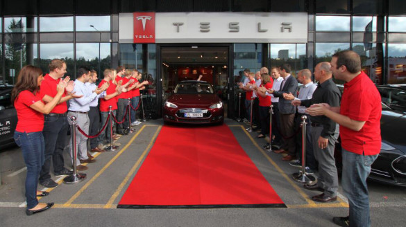 Erster Tesla Model S in Europa ausgeliefert Erster Tesla Model S in Europa ausgeliefert