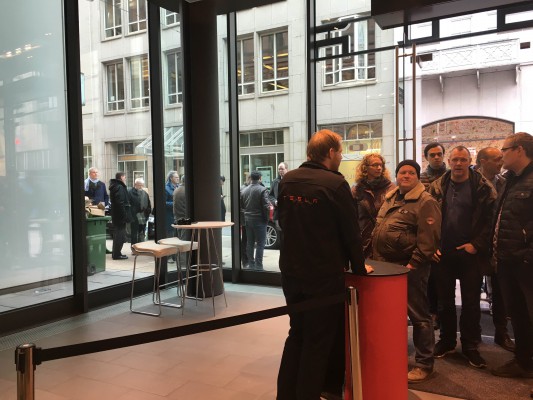 Ein paar dürfen schon Tesla-Luft schnuppern.