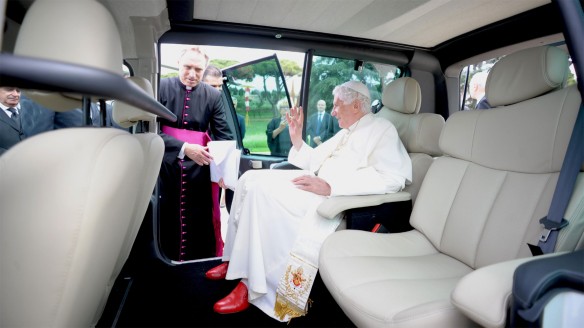Papst Benedikt im Renault Kangoo Maxi Z.Z. Elektroauto Papst Benedikt im Renault Kangoo Maxi Z.Z. Elektroauto